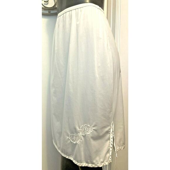 Medium Gaymode Vintage Womens Half Slip Ivory Flower Embellishment Side Slit - Picture 1 of 9